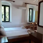 Skardamoula's And Apartments, 2 Kardhamili